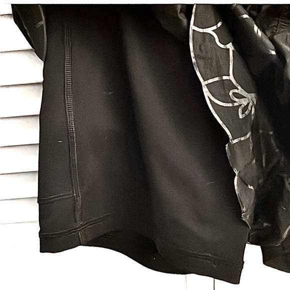 Lululemon Rare Black Forest Shorts w/Bike Shorts Built-In/New/Sz 6/Ltd Edition - Picture 8 of 13